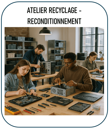 Image illustrant un atelier de reconditionnement d’ordinateurs : jeunes ou adultes autour de tables,