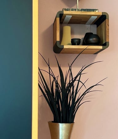 Wandregal Eiche The Pill als Sonderanfertigung montiert an einer Wohnzimmer Wand Froschperspektive