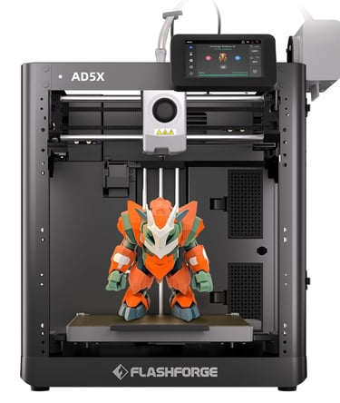 Impresora 3D Flashforge AD5X creando una figura de acción de robot multicolor en naranja y verde.