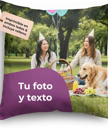 Cojín personalizado con foto, con dos amigos y un perro golden retriever disfrutando de un picnic en