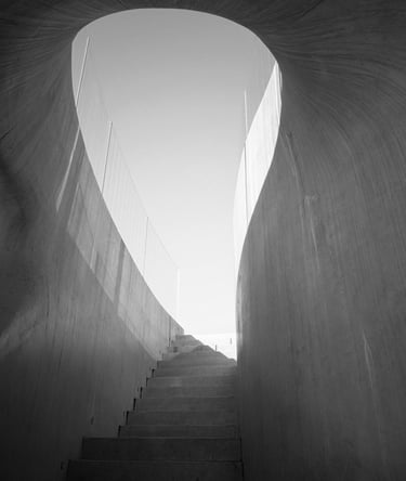 Estrutura arquitetónica representando progressão e clarificação estratégica