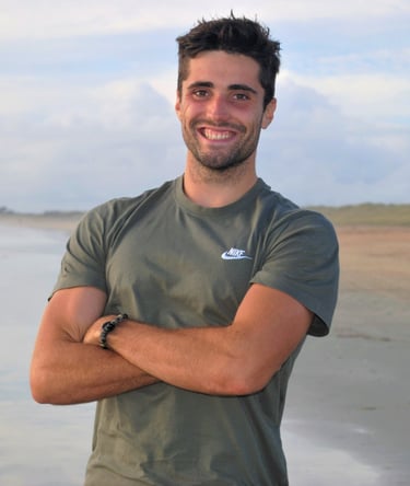 Coach sportif sourire plage