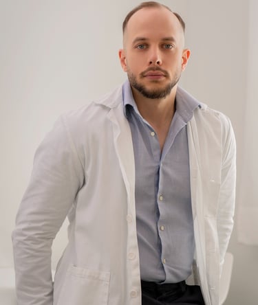 Biologo Nutrizionista a Treviso con il camice che ascolta le richieste del paziente
