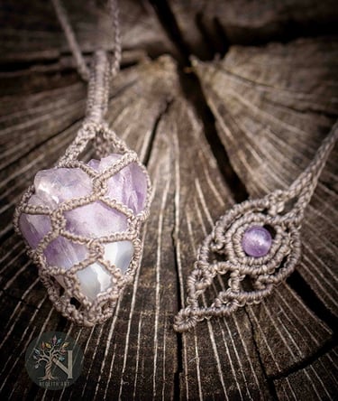 pendentif micro macramé, cristaux d'améthyste , agate polie, fil gris Linhasita, cage, artisanat français, fait main