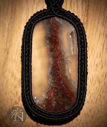 pendentif élégant, micro macramé, agate mousse rouge d'Indonésie, transparence, fil noir Linhasita, artisanat français