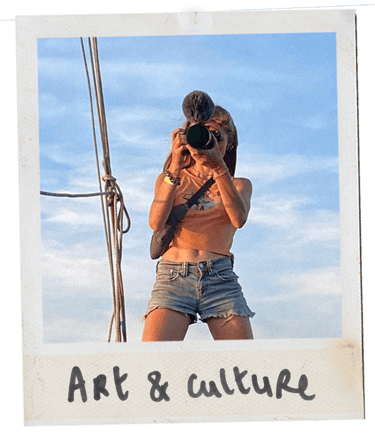 femme qui filme sur un voilier