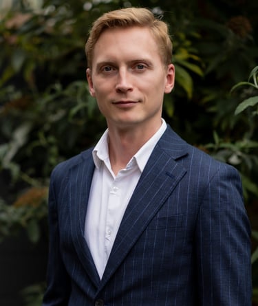 Photo of ENT Consultant Misha Verkerk in a blue suit