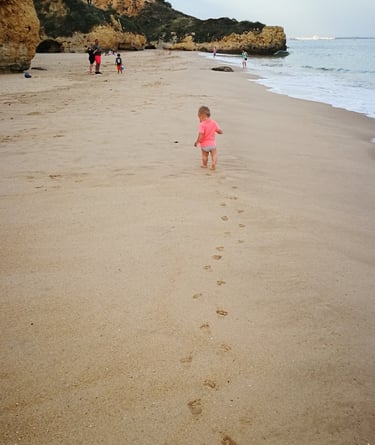 klein jongetje wat heerlijk op een portugees strand loopt bij Albufeira