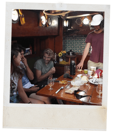 Repas dans un vieux gréement