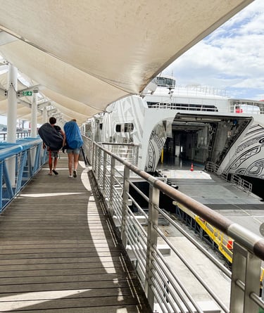 Manon et Laurent marchant vers le Ferry pour quitter Tahiti et rejoindre Moorea