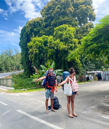 Laurent et Eva qui font du stop pour se déplacer à Moorea