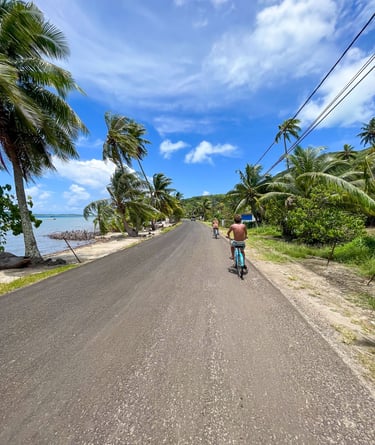 Manon et Laurent en vélo pour se déplacer sur l'île de Bora