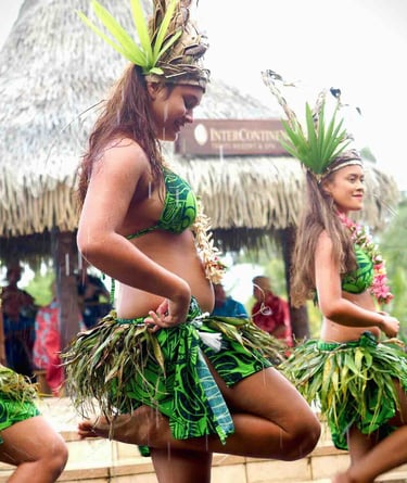 Tahitiennes vêtues de tenues traditionnelles lors d'une danse locale à Tahiti.