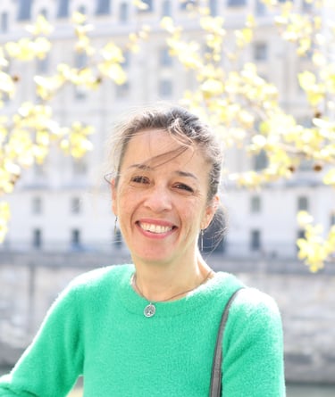 Photo de NAdège AVIT souriante, épanouie et reconnectée à elle-même