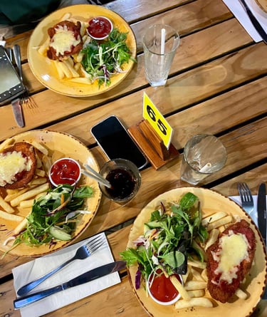 Chicken parmi en Cornerstone Bar, Tauranga