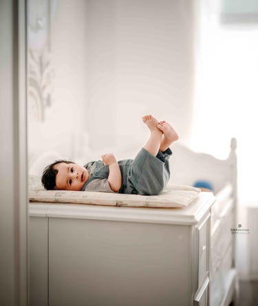 Baby lying on changing table – Fred Art Studio home session