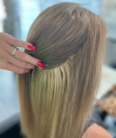 Frau mit Extentions - Haartressen Haarverlängerung - Echthaar