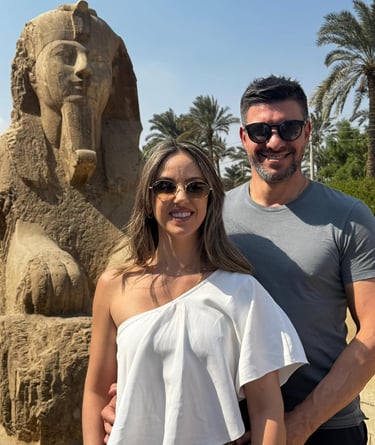 esfinge de mármol en Menfis, viaje a Egipto con Hadi, guía egiptólogo que habla español , experiencia de ViajaEgipto