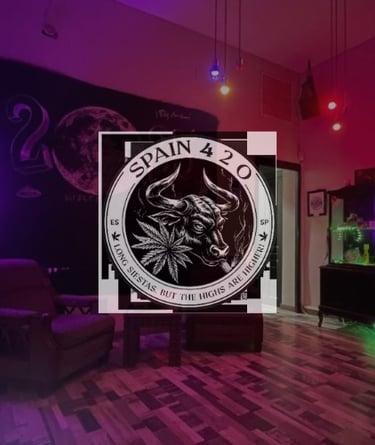 Logotipo Spain 420 Social Club en sala con luces LED y ambiente cannábico