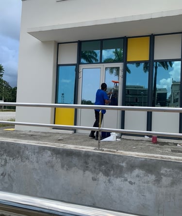 lavage de vitre sur bâtiment Universitaire