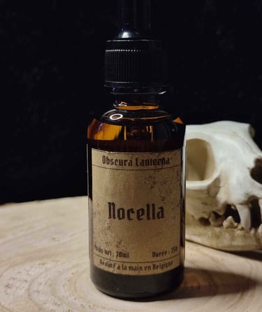 Fiole en verre type apothicaire avec de l'huile végétale au parfum Nocella