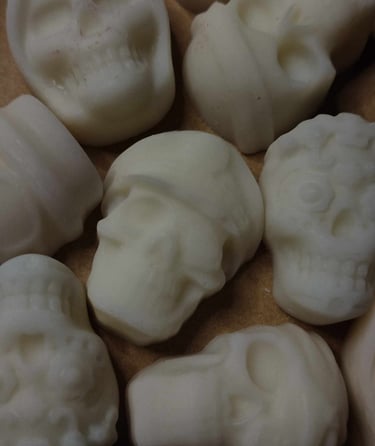 Pleins de fondants blanc en forme de crâne