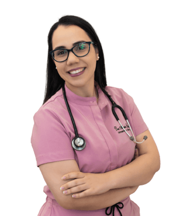 Imagen de la Dra. Arlenis Guzmán, gastroenteróloga, sonriendo con su estetoscopio, utilizada en su sitio web