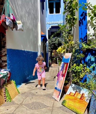 bimba che corre tra i vicoletti, reportage