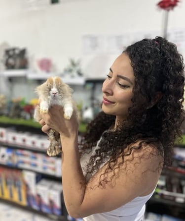 Kathy Morales fundadora Love Puppies con cobaya bonita