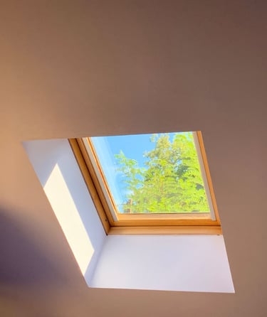 Velux bois, fenêtre de toit, lumière naturelle, ventilation intérieure, finition soignée