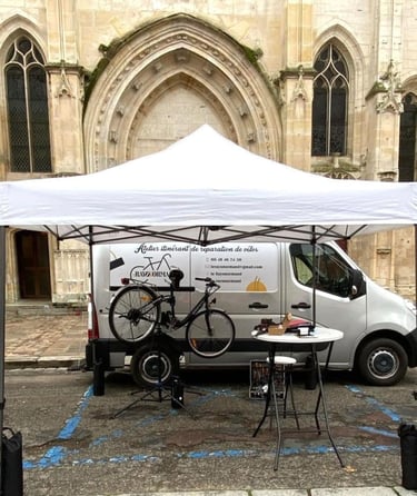 camionnette installée sur place de marché de pont-audemer