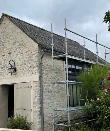 Préparation de chantier : échafaudage monté avant réfection de toiture sur maison en pierre à Saint-Germain-en-Laye (78)