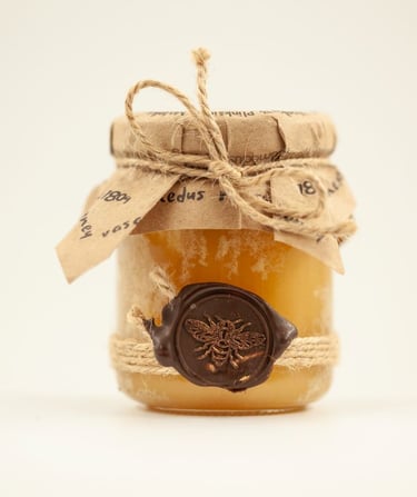 Pievų medus. Laukinių pievų. Vasaros medus. Vaistažolių medus. Liepų medus.