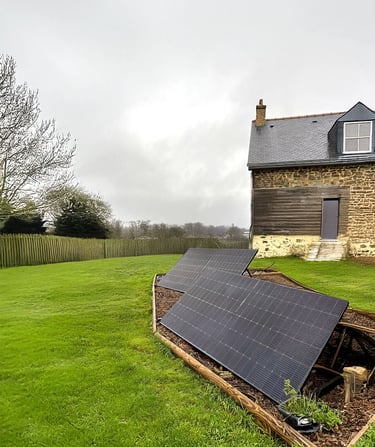 Professionnels installant une station solaire dans un camping