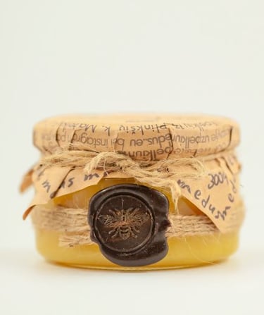 Pievų medus. Laukinių pievų. Vasaros medus. Vaistažolių medus. Liepų medus.