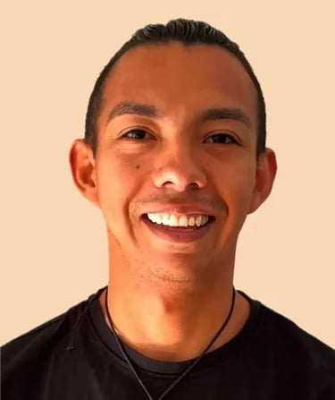 Steven Aguirre, tatuador profecional en Valencia con mas de 9 años de experiencia