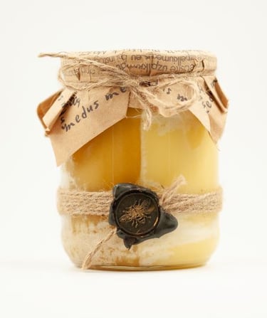 Pvasarinis ir vasarinis medus. Užpelkių medus. Dviejų skonių medus. Pusinis medus. Medus per pusę