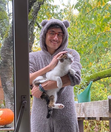 Alan Wünsche mit Katze auf dem Arm