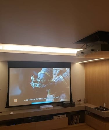 Tela e projetor elétrico de embutir em sala de estar