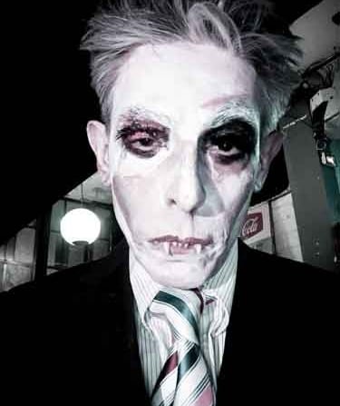 David Noir • un homme en costume et cravate ressemblant à un vampire de la série Buffy