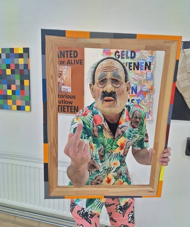 Henk Tieten poseert in zijn eigen kunstwerk