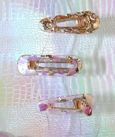 Barrette clip artisanale en résine avec fleurs séchées fabriquée en Isère par le Labo de Natou