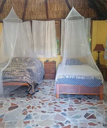 vista interior de bungalow maya tradicional en chichen itza