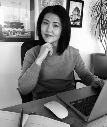 Enseignante de coréen en ligne travaillant sur ordinateur