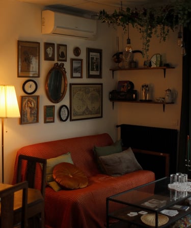 Photo de la salle d'accueil du salon de tatouage Les Vilaines, le tout dans une ambiance vintage 