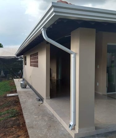 Casa depois da instalação de calhas e rufos.
