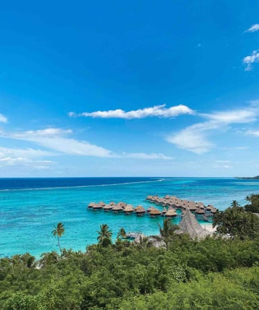 Vue sur le lagon de Tahiti en Polynésie avec des cabanes sur pilotis