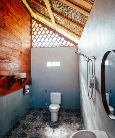 Bathroom inside Toska bungalow with open roof and tropical style