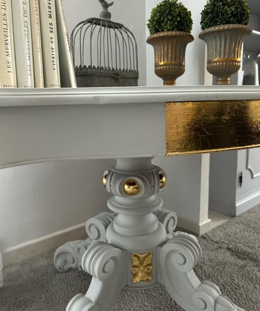 Cette table a été repeinte en gris et rénovée à la feuille d'or.