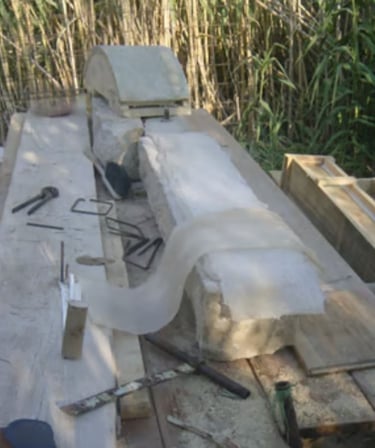 Pegando a textura das pedras antigas com silicone para as formas novas